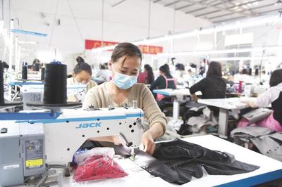 圖為廣平縣十里鋪鎮(zhèn)服裝代加工微工廠。