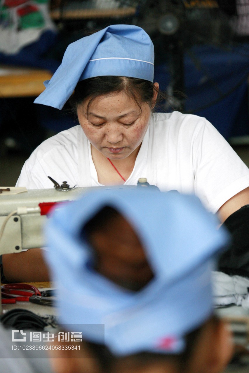 安徽省淮北市秋艷服裝廠,女工在生產(chǎn)車間內(nèi)加工出口到歐美地區(qū)的服裝產(chǎn)品。
